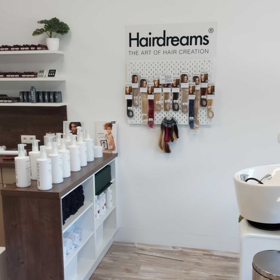 Bild enthält, Indoors, Interior Design, Person, Beauty Salon, Floor, Shop, Business Card