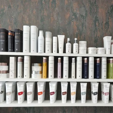 Bild enthält, Furniture, Bookcase, Cosmetics, Lipstick