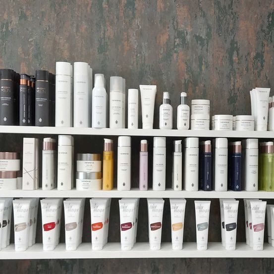 Bild enthält, Furniture, Bookcase, Cosmetics, Lipstick