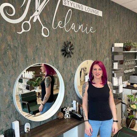 Bild enthält, Adult, Female, Person, Woman, Indoors, Beauty Salon, Hair, Scissors, Wristwatch, Jeans