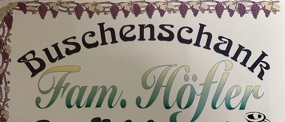 Ein Plakat mit dem Text 'Von Fam. Höfler Geofnet 81 4.Okt. 2.Nov.' und 'Dienstag - Samstag ab 15 Uhr'. Rechts ist ein Krug in Schwarz gezeichnet.