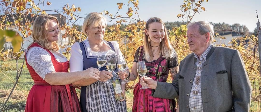 Bild enthält, Countryside, Nature, Outdoors, Rural, Farm, Adult, Female, Person, Woman, Vineyard