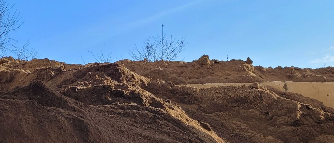 Bild enthält, Soil, Outdoors, Shelter, Ground, Desert, Nature, Scenery, Road, Field, Tent