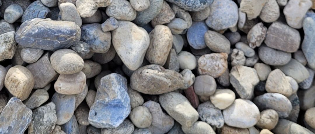 Bild enthält, Pebble, Rock, Road, Baby, Person