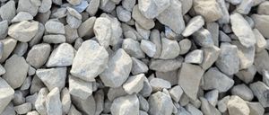 Bild enthält, Rubble, Rock, Pebble, Baby, Person