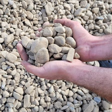 Bild enthält, Pebble, Rock, Road, Gravel, Baby, Person, Rubble, Finger, Hand