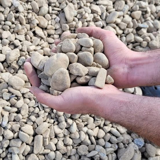 Bild enthält, Pebble, Rock, Road, Gravel, Baby, Person, Rubble, Finger, Hand