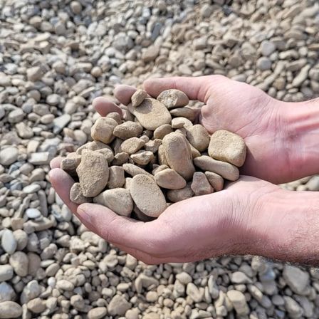 Bild enthält, Pebble, Road, Person