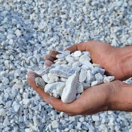 Bild enthält, Pebble, Rubble, Gravel, Road, Rock, Finger, Hand