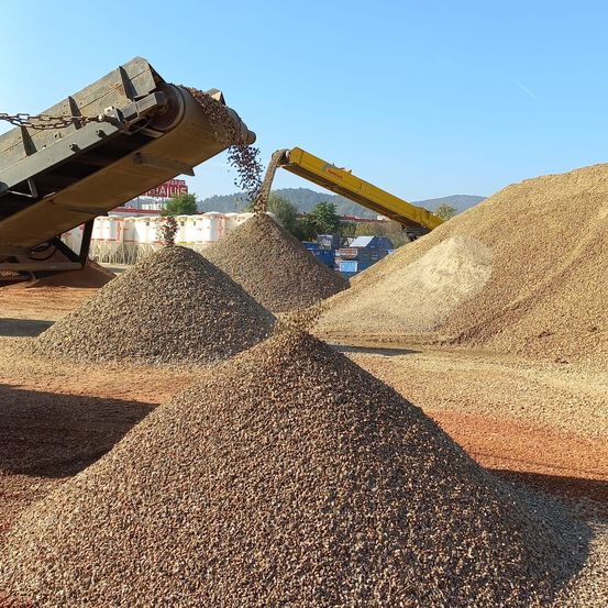 Bild enthält, Road, Gravel, Bulldozer, Machine, Outdoors