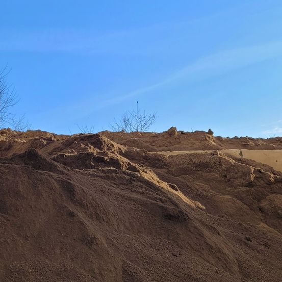 Bild enthält, Soil, Outdoors, Shelter, Ground, Desert, Nature, Scenery, Road, Field, Tent