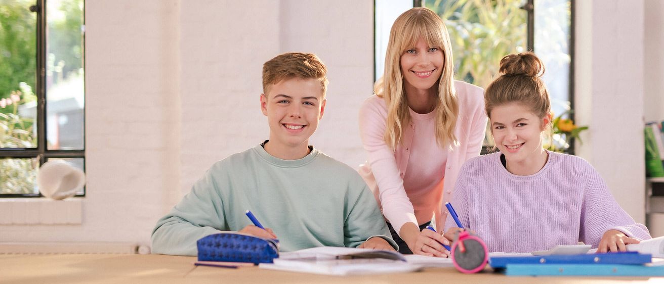 Bild enthält, Person, Student, Boy, Male, Teen, Adult, Female, Woman, Ping Pong Paddle, Face