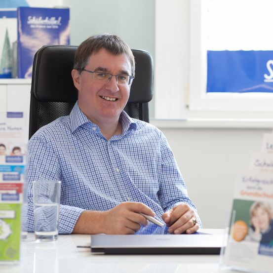 Bild enthält, Adult, Male, Man, Person, Glasses, Child, Female, Girl, Face, Advertisement