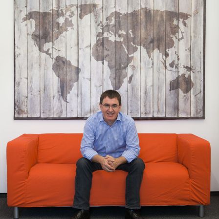 Bild enthält, Interior Design, Couch, Person, Sitting, Portrait, Living Room, Pants, Adult, Male, Man