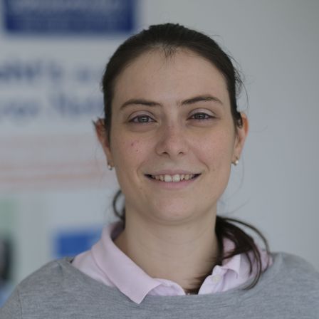 Bild enthält, Face, Head, Person, Smile, Neck, Adult, Female, Woman, Portrait, Man