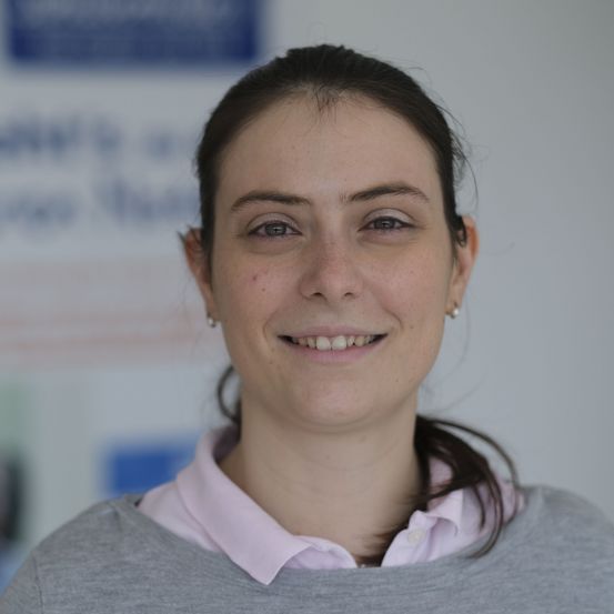 Bild enthält, Face, Head, Person, Smile, Neck, Adult, Female, Woman, Portrait, Man