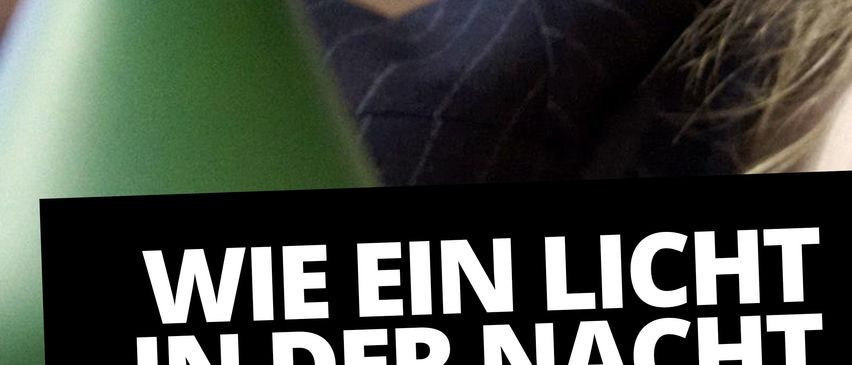 Ein verschwommenes Bild einer grünen Flasche, einer Hand und einem schwarzen Hintergrund mit weißem Text, der 'Wie ein Licht in der Nacht' und 'Spielfilm/Kinoabend PSD Oberwart 5.5.2025 * 17:00' lautet