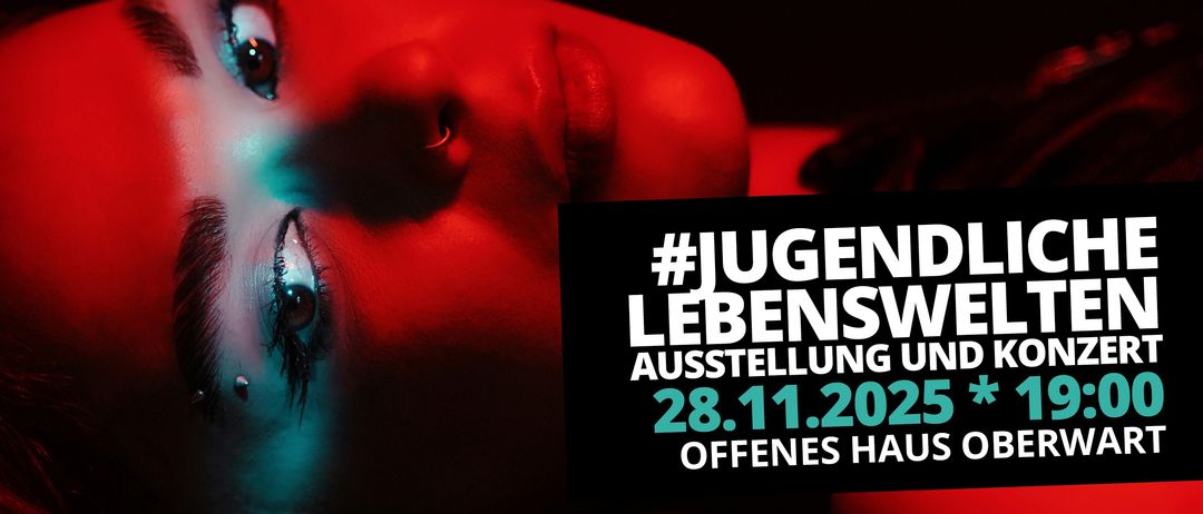 Ein Nahaufnahme des Gesichts einer Frau mit roter Beleuchtung und einem Hashtag. Der Text lautet #JUGEN LEBENAUSSTELLUNG 28.11.2022 OFFENES HAUS.