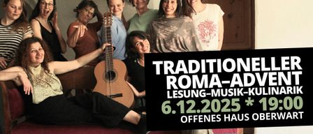 Eine Gruppe lächelnder Frauen posiert für ein Foto mit einer Gitarre und einem Schild für offenes Haus am 6. Dezember 2025.