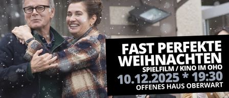 Eine Frau in einem karierten Mantel steht draußen im Schnee und lächelt. Hinter ihr ist ein verschwommenes Bild eines Gebäudes. Eine Überlagerung zeigt 'FAST PER WEIHNACHTEN', 'SPIELFILM' und '10.12.2025 OFFENES HA'.