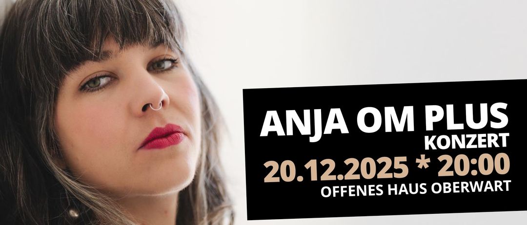 Das Bild zeigt eine Frau mit einem Nasenring und rotem Lippenstift. Ein schwarzer Schild mit der Aufschrift 'ANJA OM 20.12.2025 OFFENES HA' ist sichtbar.