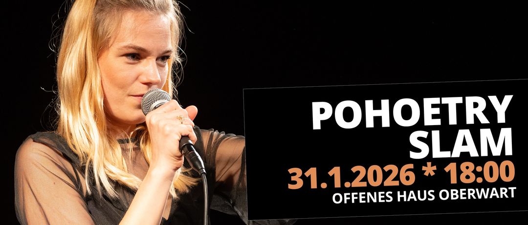 Eine Frau singt in ein Mikrofon auf der Bühne, mit einem Schild hinter ihr, das 'POHO 31.1.2020 OFFENES' anzeigt.