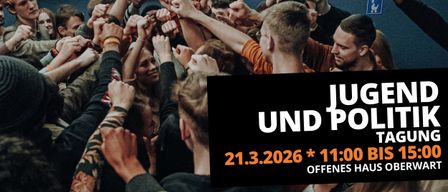 Eine Gruppe von Menschen hebt die Fäuste in Solidarität. Ein schwarzes Schild davor steht 'UND P 21.3.2026 * 11:00 OFFEN'.