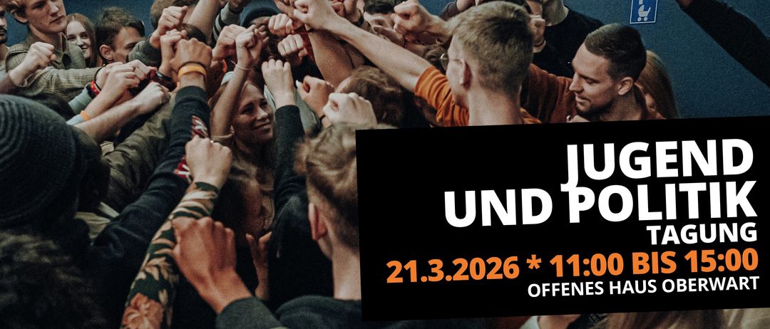 Eine Gruppe von Menschen hebt die Fäuste in Solidarität. Ein schwarzes Schild davor steht 'UND P 21.3.2026 * 11:00 OFFEN'.