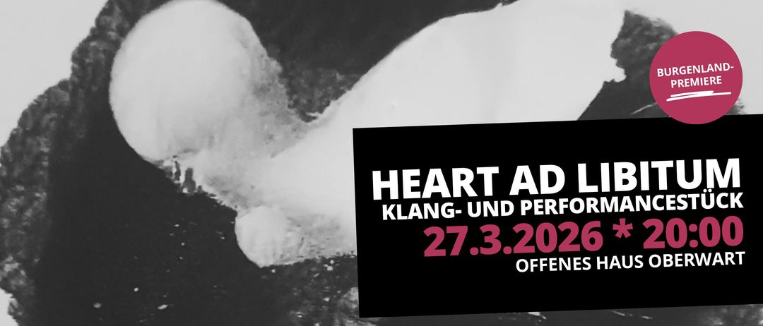 Ein monochromatisches Bild zeigt ein großes herzförmiges Objekt, teilweise im Wasser eingetaucht. Das Datum 27.3.2022 ist prominent angezeigt. Der Text HEART AD KLANG-UND PERFO erscheint auf schwarzem Hintergrund.