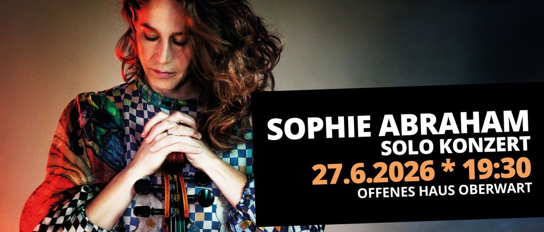 Eine Frau hält ein Cello mit ernster Miene. Ein schwarzes Schild vor ihr trägt den Text 'SOPHIE AB SOL 27.6.202 OFFENSE'.