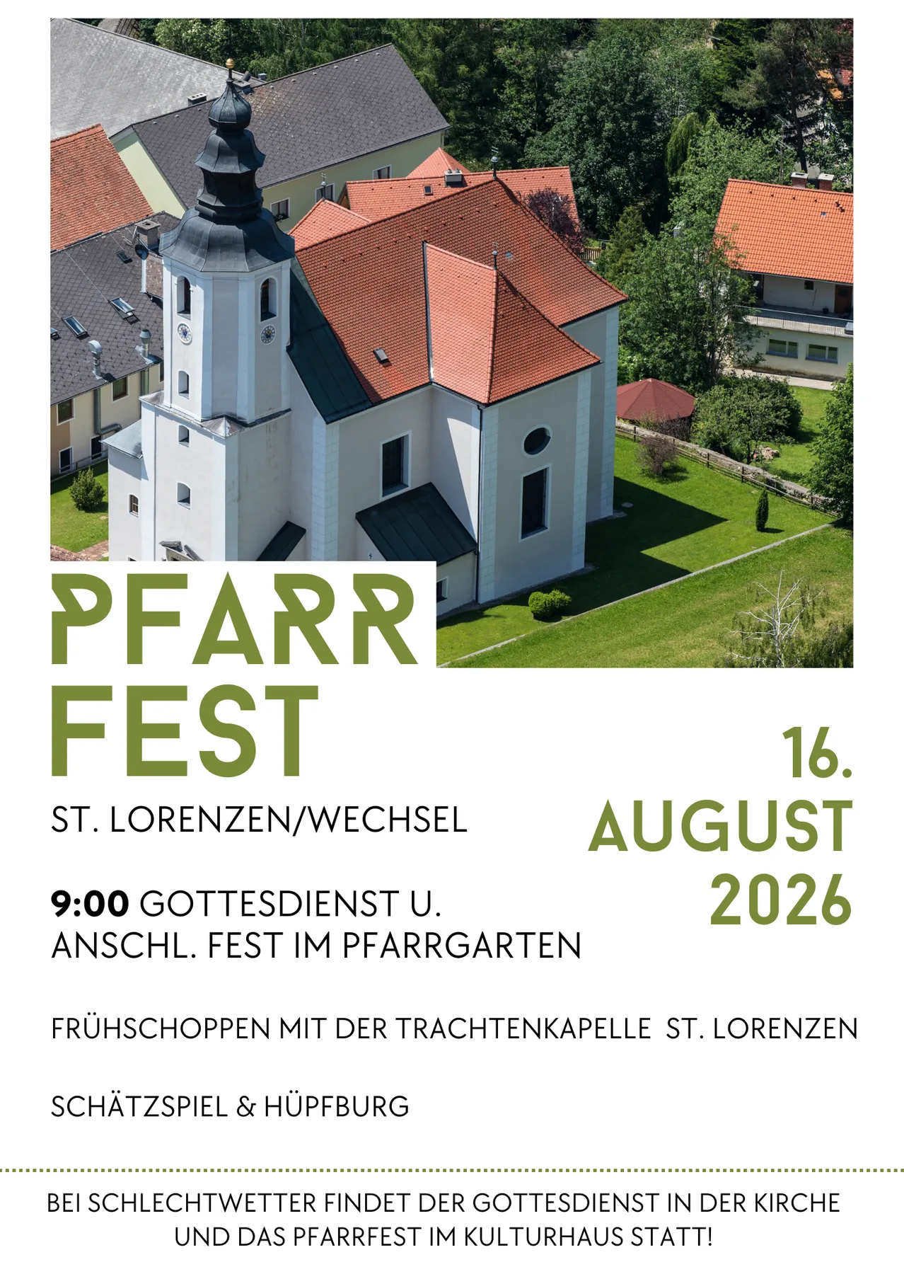 Luftaufnahme einer Kirche mit rotem Dach und Turm, umgeben von einem grünen Rasen und Gebäuden. Das Bild enthält auch Text über ein Fest.