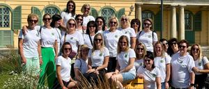 Bild enthält, People, Person, T-Shirt, Adult, Female, Woman, Groupshot, Male, Man, College