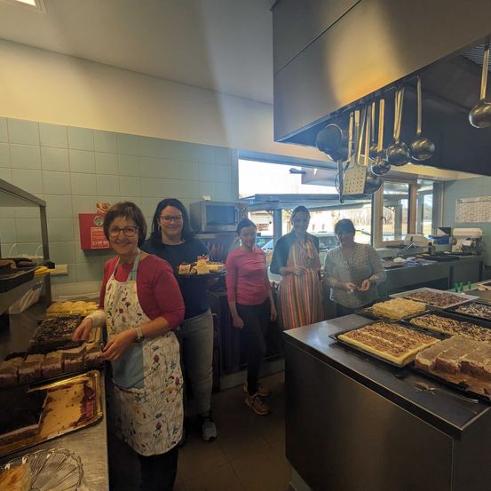 Bild enthält, Adult, Female, Person, Woman, Glasses, Shop, Wristwatch, Pizza, Microwave, Bakery