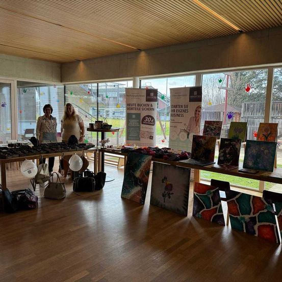 Bild enthält, Floor, Wood, Hardwood, Flooring, Person, Indoors, Interior Design, Handbag, Laptop, Chair