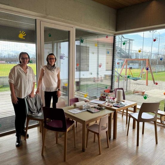 Bild enthält, Interior Design, Adult, Male, Man, Person, Female, Woman, Chair, Glasses, People