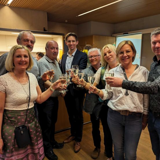 Bild enthält, Pants, People, Person, Glasses, Shoe, Adult, Male, Man, Bride, Woman