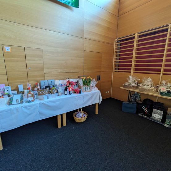 Bild enthält, Indoors, Interior Design, Wood, Wood Panels, Handbag, Desk, Plywood