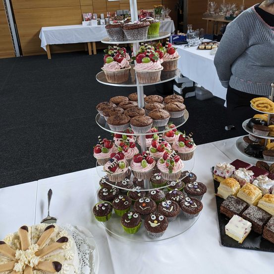 Bild enthält, People, Person, Shop, Brunch, Bakery, Adult, Female, Woman, Candle, Spoon