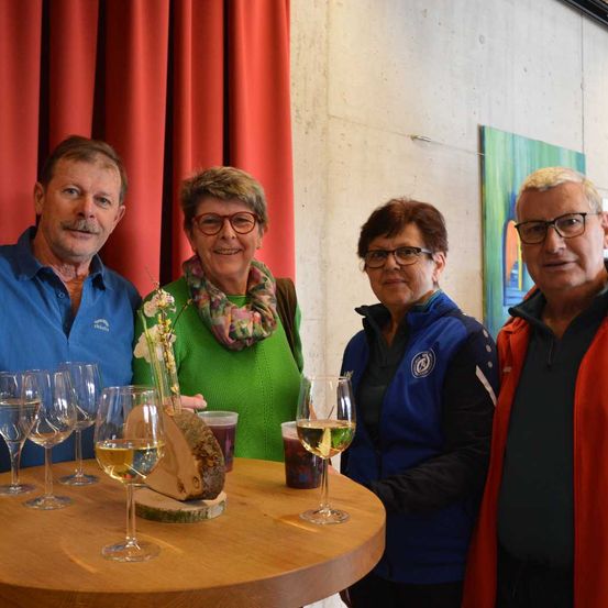 Bild enthält, Dining Room, Dining Table, Table, Glass, Flower Arrangement, Person, Portrait, Adult, Male, Man