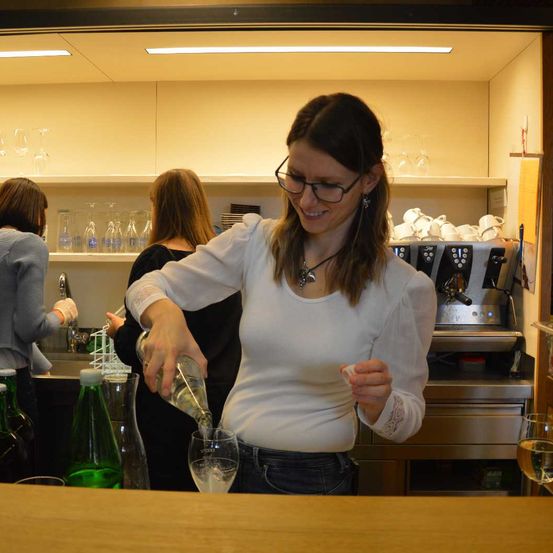 Bild enthält, Adult, Female, Person, Woman, Bottle, Alcohol, Bartender, Face, Head, Indoors