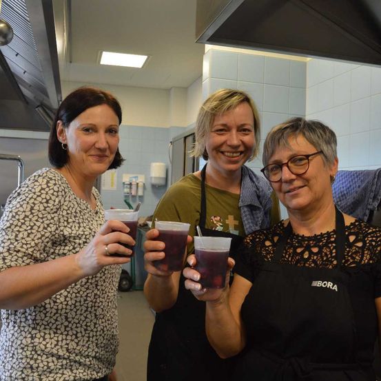 Bild enthält, Electronics, Phone, Adult, Female, Person, Woman, Mobile Phone, Glasses, Face, Beer