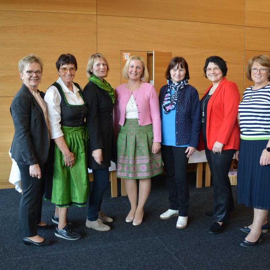 Bild enthält, Pants, Coat, Skirt, Jacket, Blazer, People, Person, Groupshot, Adult, Woman