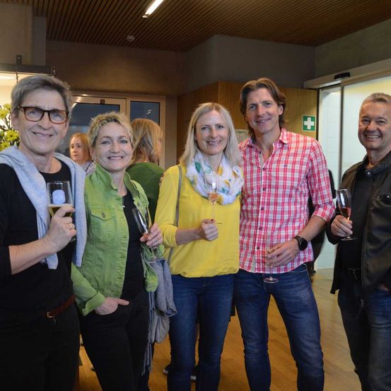 Bild enthält, Coat, Jacket, Pants, People, Person, Jeans, Shirt, Blazer, Adult, Man