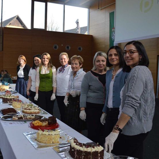 Bild enthält, Cafeteria, Restaurant, People, Person, Meal, Buffet, Adult, Female, Woman, Glove