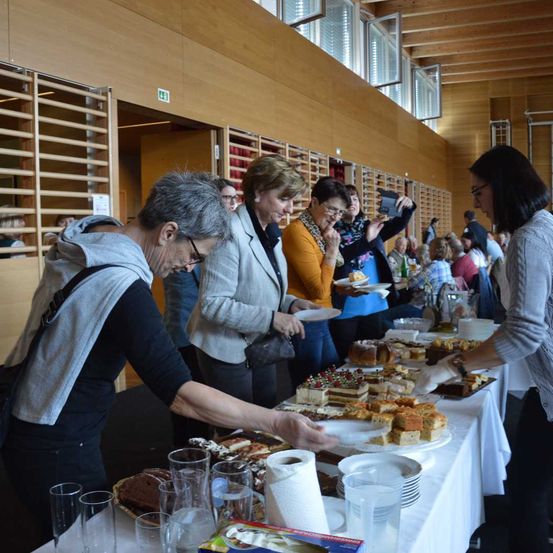 Bild enthält, Cafeteria, Restaurant, People, Person, Adult, Female, Woman, Meal, Male, Man