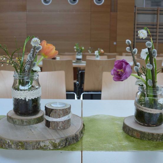 Bild enthält, Flower, Flower Arrangement, Plant, Potted Plant, Table, Jar, Ikebana, Dining Table, Tabletop, Vase