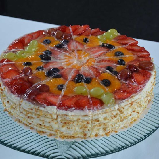Bild enthält, Dessert, Food, Food Presentation, Birthday Cake, Cake, Cream, Cheesecake, Plate