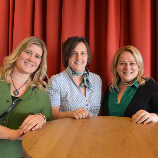 Bild enthält, Adult, Female, Person, Woman, People, Face, Head, Table, Necklace