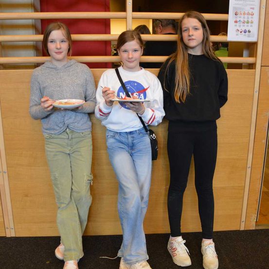 Bild enthält, Pants, Jeans, Female, Girl, Person, Teen, Adult, Woman, People, Shoe