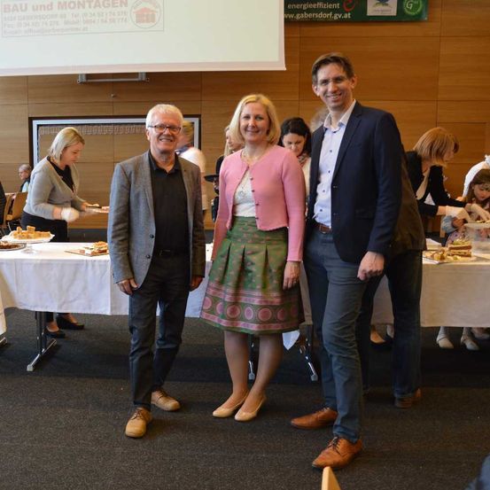 Bild enthält, People, Person, Adult, Female, Woman, Male, Man, Tablecloth, Crowd, Skirt